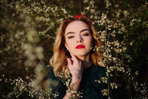 Quelles sont les meilleures astuces pour voyager élégamment avec un bagage à main seulement ?